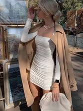 Schmales, figurbetontes Kleid mit eckigem Ausschnitt und langen Ärmeln